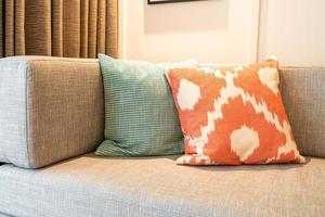 linda decoração de travesseiro no sofá da sala foto