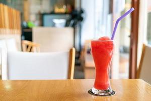 copo de suco de melancia com mistura de melancia em café restaurante foto
