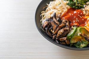 Salada picante coreana com arroz - comida tradicional coreana, bibimbap foto