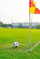 bola de futebol no campo foto