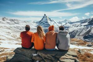 quatro feliz amigos estão relaxante em montanha topo e tendo Diversão junto. generativo ai foto