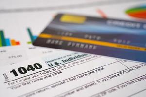 formulário de declaração de imposto de renda 1040 com cartão de crédito no gráfico, renda individual nos EUA.