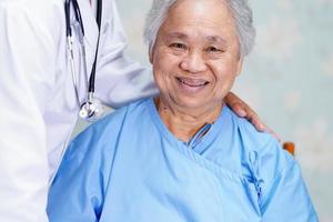 Médico enfermeira fisioterapeuta asiático tocando paciente asiático sênior ou idosa senhora idosa com amor, cuidado, ajudando, incentivar e empatia na enfermaria do hospital de enfermagem, conceito médico forte saudável.