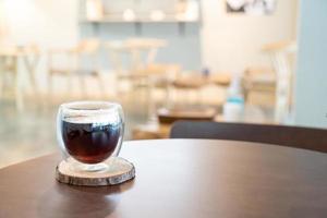 café preto americano quente em cafeteria e restaurante