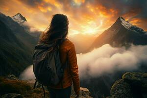 caminhada mulher com mochila em pé em topo do uma montanha e olhando às a pôr do sol. ai gerado pró foto