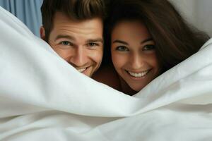 jovem casal dentro cama. feliz jovem casal deitado dentro cama e olhando às Câmera. ai gerado pró foto