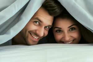 jovem casal dentro cama. feliz jovem casal deitado dentro cama e olhando às Câmera. ai gerado pró foto