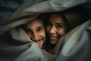 jovem casal dentro cama. feliz jovem casal deitado dentro cama e olhando às Câmera. ai gerado pró foto