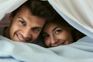 jovem casal dentro cama. feliz jovem casal deitado dentro cama e olhando às Câmera. ai gerado pró foto