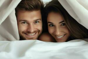 jovem casal dentro cama. feliz jovem casal deitado dentro cama e olhando às Câmera. ai gerado pró foto