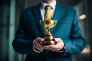 homem de negocios mostrando troféu para mostrar vitória.generativa ai. foto