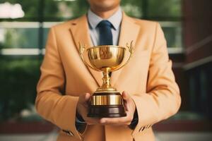 homem de negocios mostrando troféu para mostrar vitória.generativa ai. foto