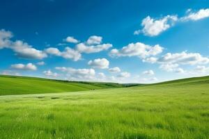 verde prados em Colina com azul céu foto