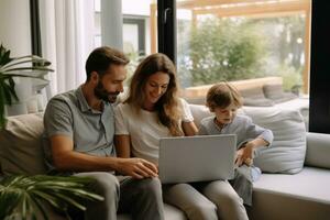 família é olhando às uma computador portátil enquanto sentado em uma sofá foto