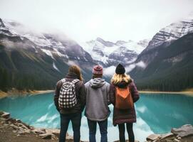 casais olhando às uma lago dentro a montanhas foto