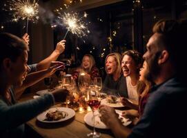 família brindar e desfrutando Comida com estrelinhas às jantar foto