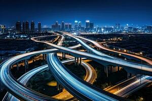 uma rua às noite com veículos e rodovias foto