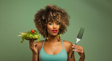 a africano americano mulher com salada foto