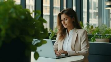 mais Tamanho modelo menina com computador portátil foto