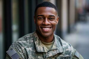 uma jovem Preto homem dentro uma militares uniforme é sorridente e posando para uma foto