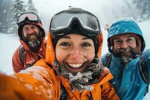 dentro Nevado clima inverno esquiar estação snowboarders feliz para selfies inverno foto