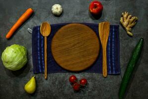 vegano Comida com de madeira borda de madeira colher legumes e fruta fundo foto