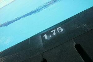 a água nível placa dentro a piscina. foto
