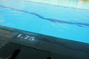 a água nível placa dentro a piscina. foto