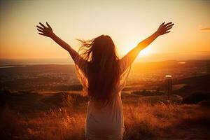 feliz jovem mulher com braços estendido desfrutando a pôr do sol em a montanha, animado menina em pé e a comemorar sucesso em uma pôr do sol fundo, cheio traseiro visualizar, Alto mãos sobre cabeça, ai gerado foto