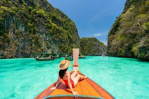 jovem mulher viajante relaxante e desfrutando às pi leh lagoa às ko phi phi deitar ilha dentro krabi, tailândia, verão período de férias e viagem conceito foto