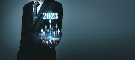 o negócio crescimento estratégia 2023. o negócio investidor usando Móvel telefone com virtual 2023 ano diagrama, tendência análise, companhia estratégia, o negócio desenvolvimento, investimento, investimento plano estratégia conceito foto