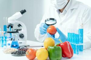 cientista verifica resíduos de alimentos químicos em laboratório. especialistas em controle inspecionam a qualidade de frutas, vegetais. laboratório, perigos, rohs, encontrar substâncias proibidas, contaminar, microscópio, microbiologista foto