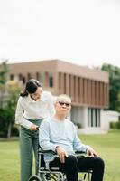 feliz adulto neta e Senior avô tendo Diversão desfrutando conversa enquanto relaxante sentado ao ar livre dentro a parque foto