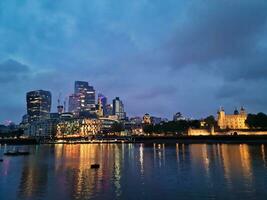 baixo ângulo Visão do mundo famoso turista atração às torre ponte e rio Tamisa que é na maioria das vezes lotado com internacional turistas às central Londres, Inglaterra Reino Unido. capturado em junho, 18º 2023 foto