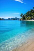 privado de praia com cristal Claro azul água foto