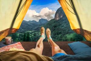 Viajantes pernas dentro uma barraca contra a pano de fundo do uma paisagem, neural rede ai gerado foto