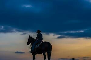 silhueta vaqueiro em a cavalo. neural rede ai gerado foto