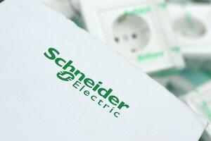 caixa schneider electrics de tomadas elétricas de plástico com plugue padrão europeu. schneider electric é uma empresa multinacional europeia que fornece energia foto