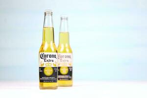 kharkov, ucrânia - 9 de dezembro de 2020 duas garrafas de cerveja extra corona. corona produzida pelo grupo modelo com anheuser busch inbev cerveja importada mais popular dos eua foto