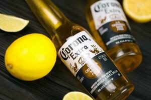 kharkov, ucrânia - 9 de dezembro de 2020 garrafas de cerveja extra corona com fatias de limão. corona produzida pelo grupo modelo com anheuser busch inbev cerveja importada mais popular dos eua foto