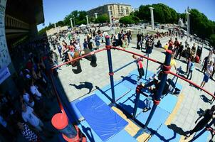 Kharkiv, Ucrânia - 27 de maio de 2018 show de treino de rua durante o festival anual de culturas de rua foto