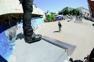 kharkiv, ucrânia - 27 de maio de 2018 patinação durante o festival anual de culturas de rua foto