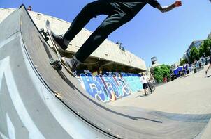 Kharkiv, Ucrânia - 27 de maio de 2018 concurso de skate no parque de skate ao ar livre durante o festival anual de culturas de rua foto