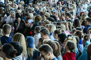 Kharkiv, Ucrânia - 27 de maio de 2018 multidão de pessoas como espectadores durante o festival anual de culturas de rua foto