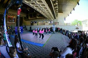 Kharkiv, Ucrânia - 27 de maio de 2018 concerto no festival de culturas de rua. break dance e hip-hop crianças e adolescentes foto