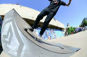 Kharkiv, Ucrânia - 27 de maio de 2018 concurso de skate no parque de skate ao ar livre durante o festival anual de culturas de rua foto