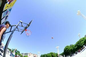 Kharkiv, Ucrânia - 27 de maio de 2018 equipes esportivas jogam streetball ao ar livre durante o festival anual de culturas de rua foto