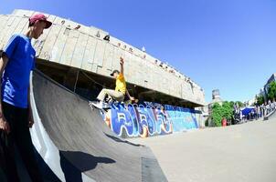 Kharkiv, Ucrânia - 27 de maio de 2018 concurso de skate no parque de skate ao ar livre durante o festival anual de culturas de rua foto