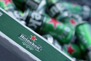 kharkov, ucrânia - 31 de julho de 2021 latas verdes de cerveja heineken lager produzidas pela cervejaria holandesa heineken nv foto