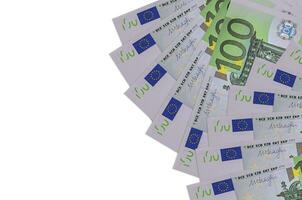 Notas de 100 euros estão isoladas no fundo branco com espaço de cópia. fundo conceitual de vida rica foto